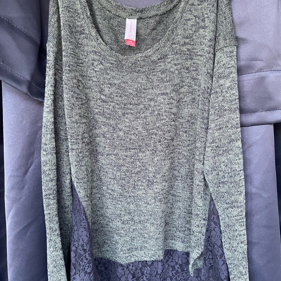 No boundaries-Size Large 11-13. Green long sleeve light sweater top - Picture 2 of 5